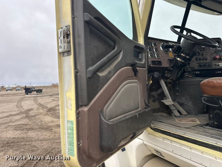 image for item FK1779 2003 International 9400i semi truck