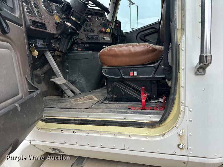 image for item FK1779 2003 International 9400i semi truck