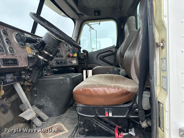 image for item FK1779 2003 International 9400i semi truck