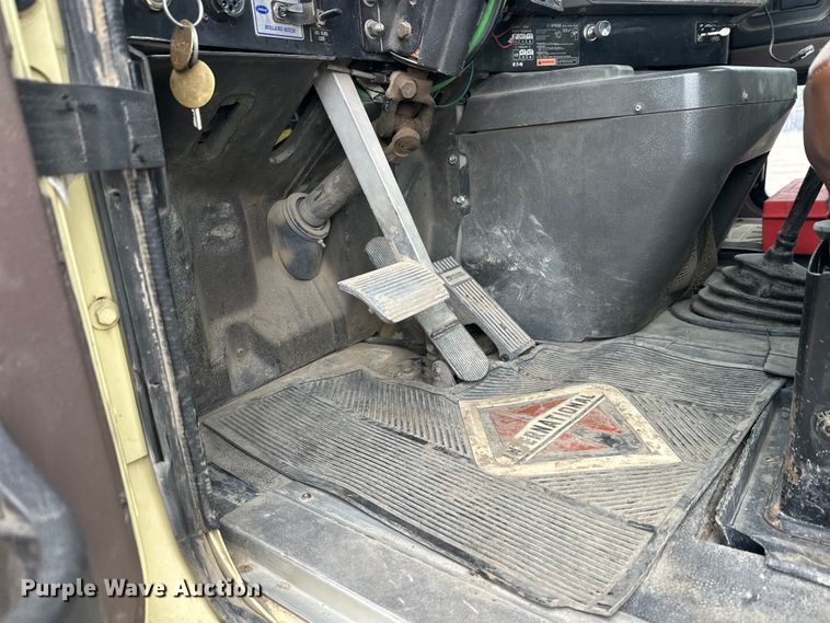 image for item FK1779 2003 International 9400i semi truck