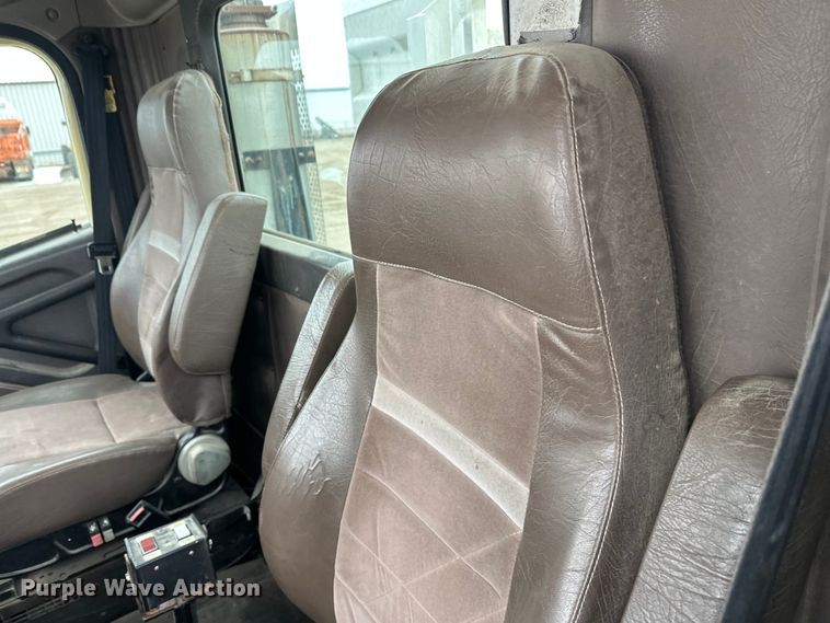 image for item FK1779 2003 International 9400i semi truck