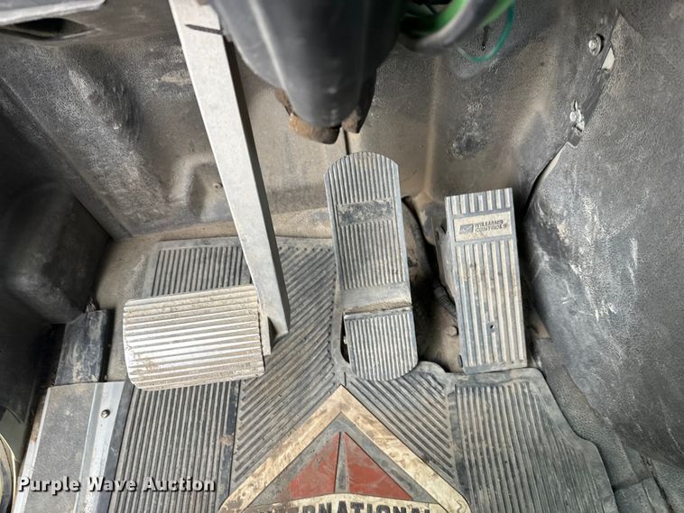 image for item FK1779 2003 International 9400i semi truck