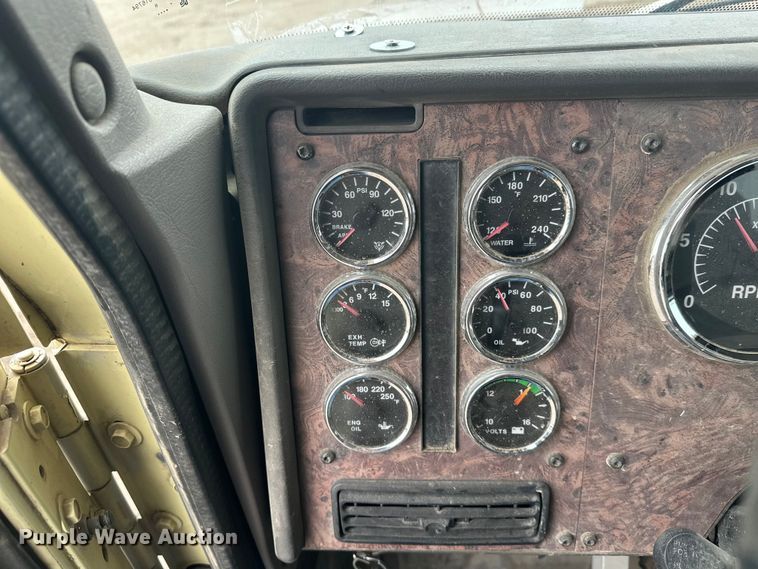 image for item FK1779 2003 International 9400i semi truck