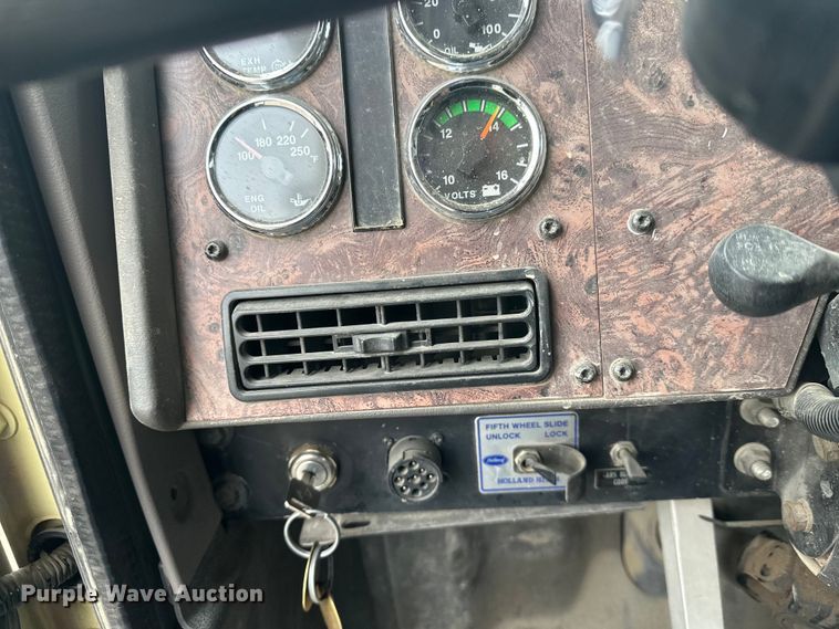 image for item FK1779 2003 International 9400i semi truck