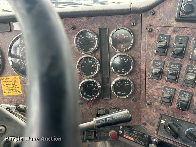 image for item FK1779 2003 International 9400i semi truck