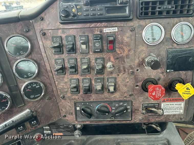 image for item FK1779 2003 International 9400i semi truck