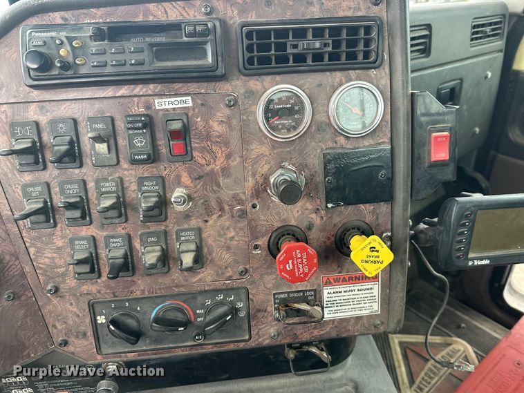 image for item FK1779 2003 International 9400i semi truck