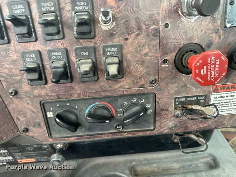 image for item FK1779 2003 International 9400i semi truck