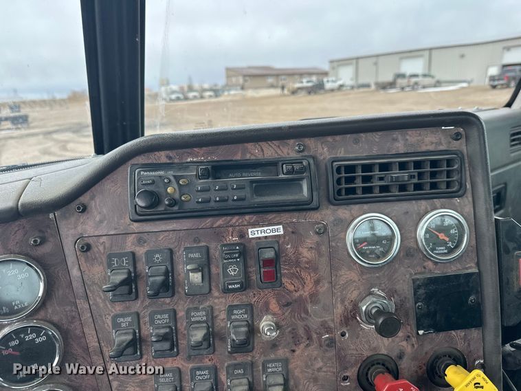 image for item FK1779 2003 International 9400i semi truck