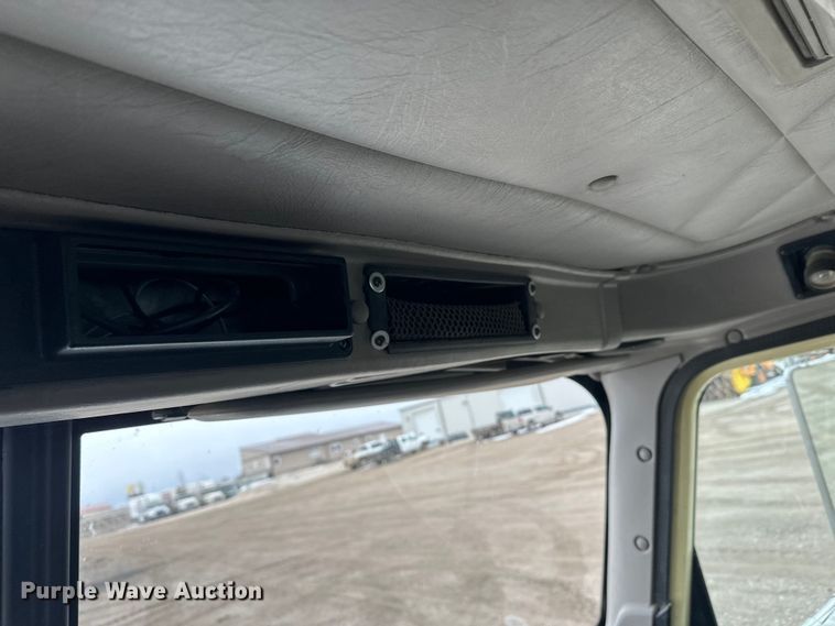 image for item FK1779 2003 International 9400i semi truck