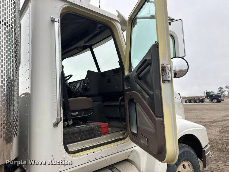 image for item FK1779 2003 International 9400i semi truck