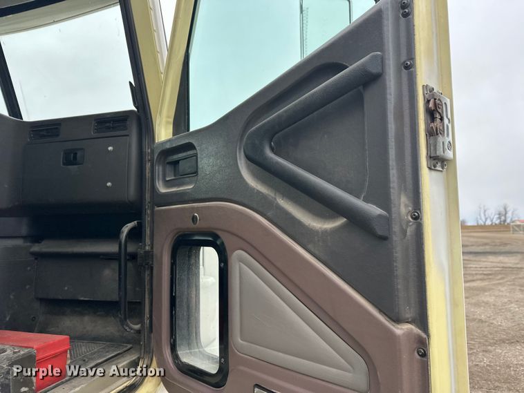 image for item FK1779 2003 International 9400i semi truck