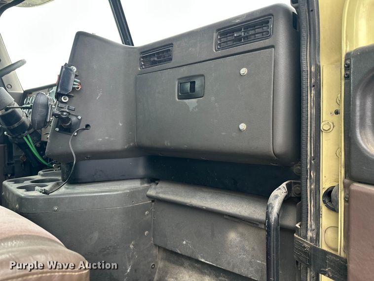 image for item FK1779 2003 International 9400i semi truck