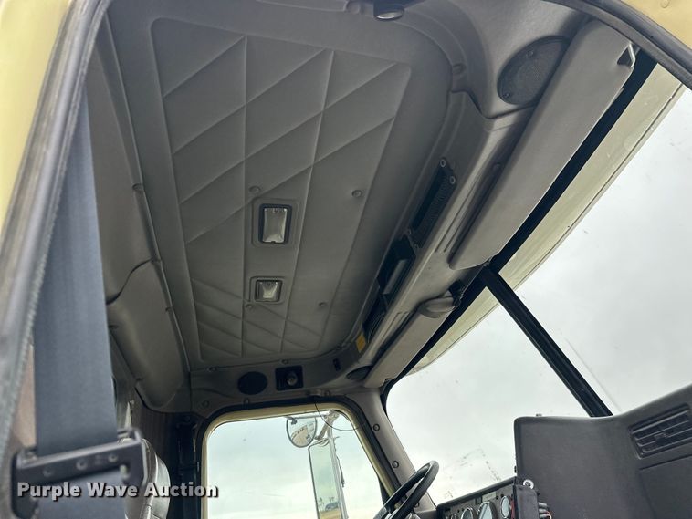 image for item FK1779 2003 International 9400i semi truck