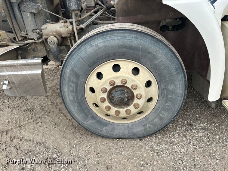 image for item FK1779 2003 International 9400i semi truck