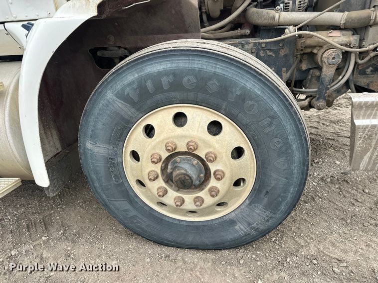 image for item FK1779 2003 International 9400i semi truck