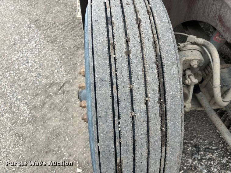 image for item FK1779 2003 International 9400i semi truck