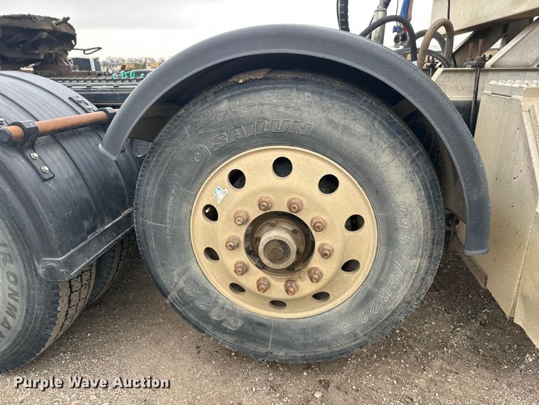 image for item FK1779 2003 International 9400i semi truck