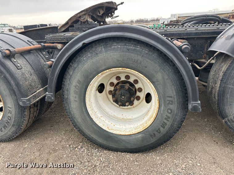 image for item FK1779 2003 International 9400i semi truck