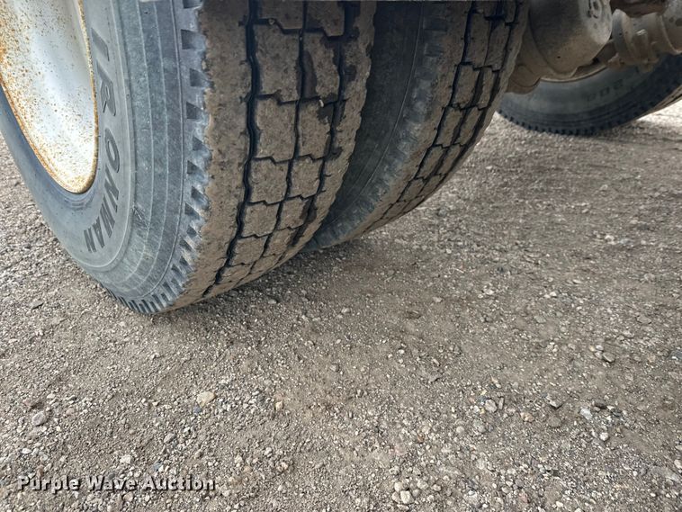 image for item FK1779 2003 International 9400i semi truck