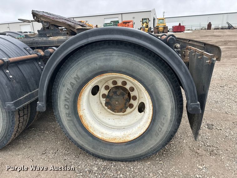 image for item FK1779 2003 International 9400i semi truck