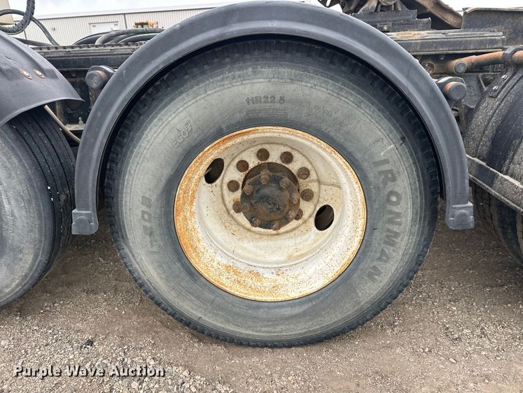 image for item FK1779 2003 International 9400i semi truck