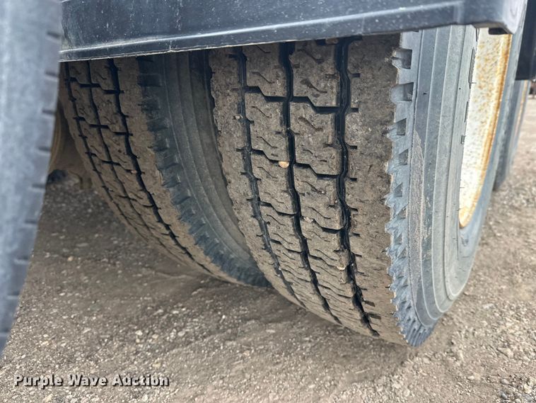 image for item FK1779 2003 International 9400i semi truck