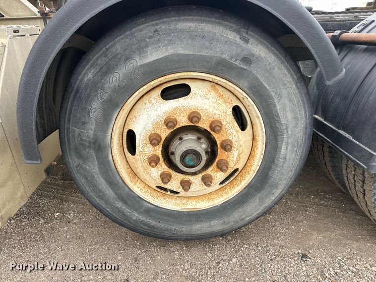 image for item FK1779 2003 International 9400i semi truck