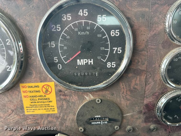 image for item FK1779 2003 International 9400i semi truck