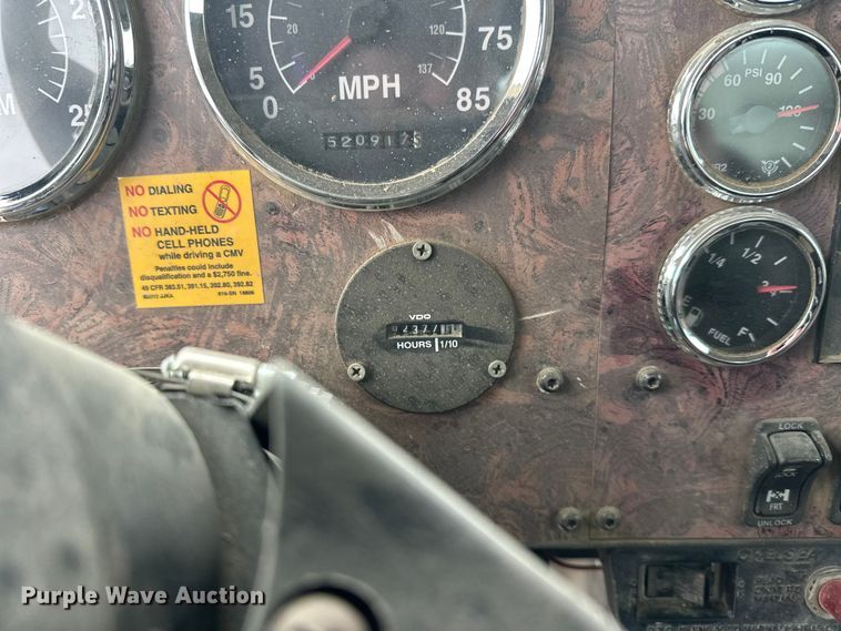 image for item FK1779 2003 International 9400i semi truck