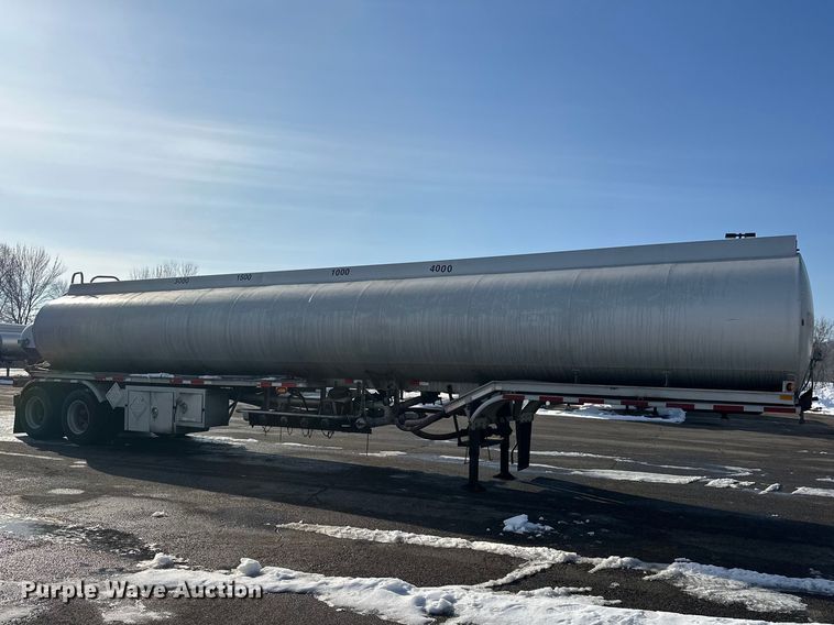 image for item FK1815 2002 Heil tank trailer