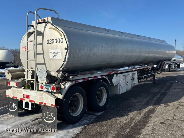 image for item FK1815 2002 Heil tank trailer