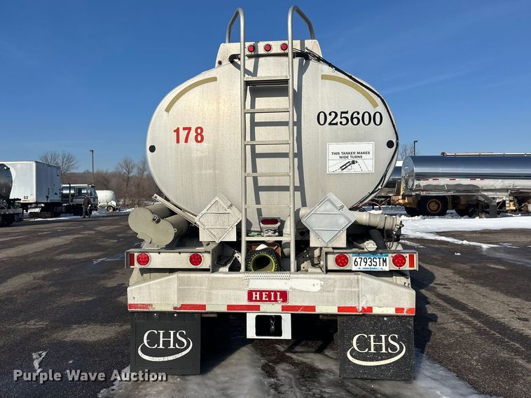 image for item FK1815 2002 Heil tank trailer
