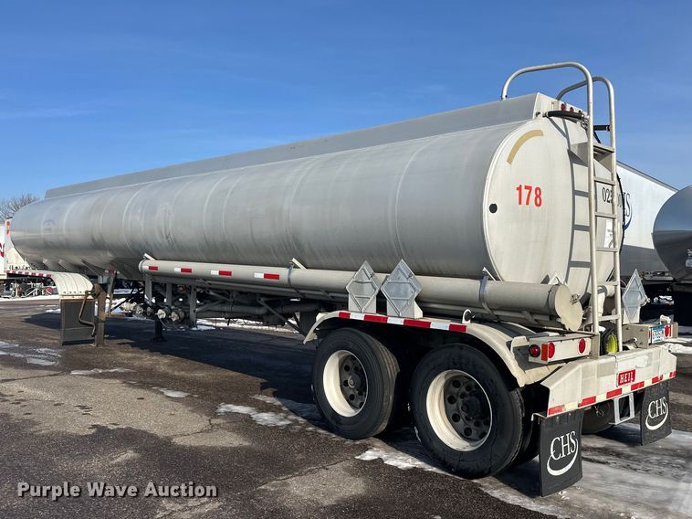 image for item FK1815 2002 Heil tank trailer