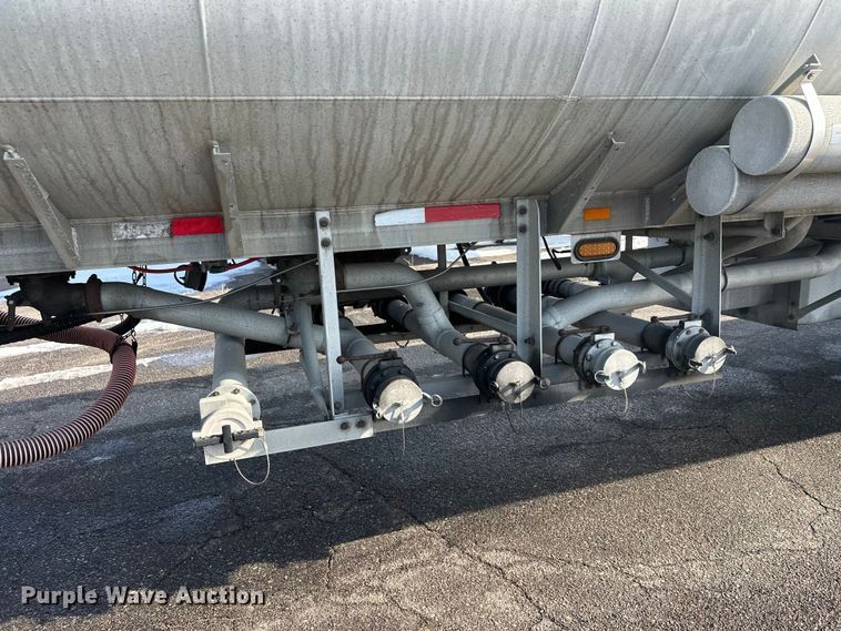 image for item FK1815 2002 Heil tank trailer