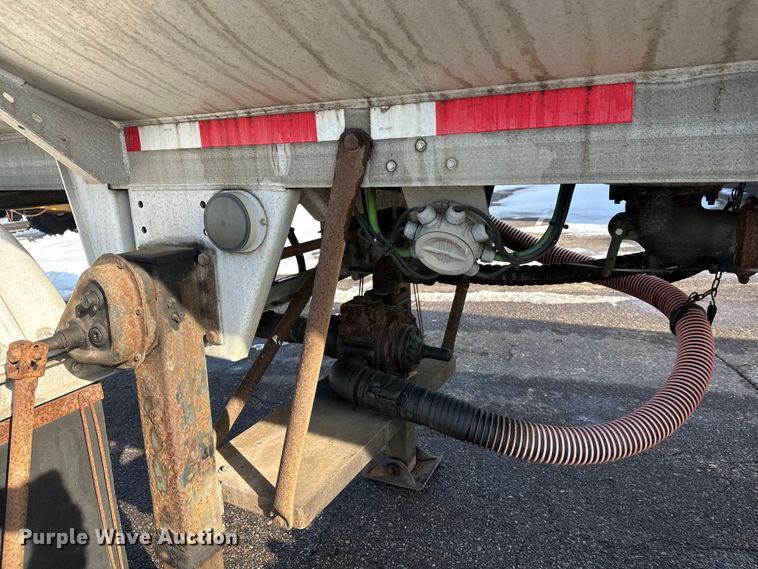 image for item FK1815 2002 Heil tank trailer