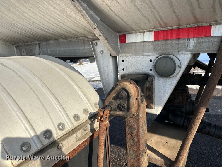 image for item FK1815 2002 Heil tank trailer