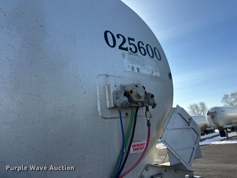 image for item FK1815 2002 Heil tank trailer