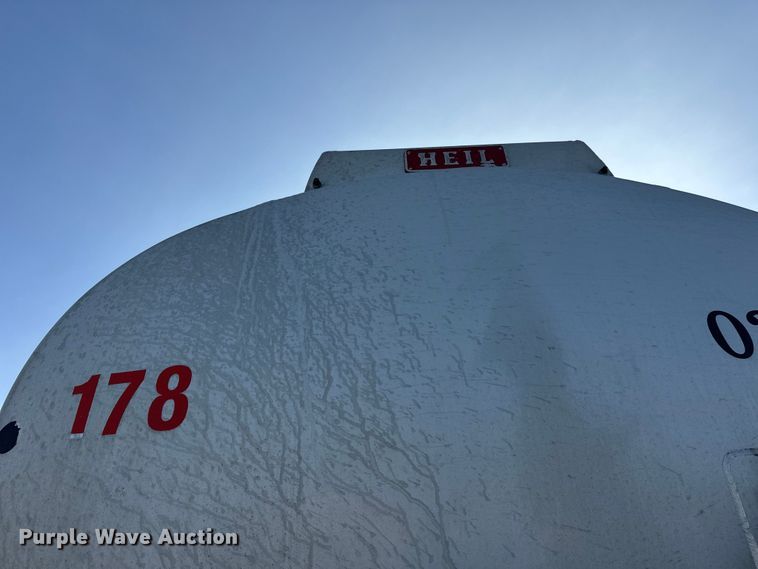 image for item FK1815 2002 Heil tank trailer