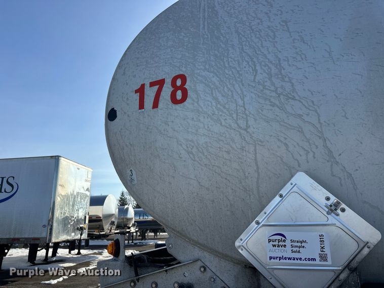 image for item FK1815 2002 Heil tank trailer