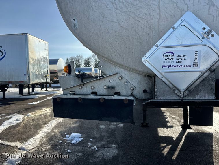 image for item FK1815 2002 Heil tank trailer