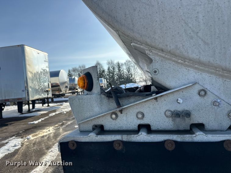 image for item FK1815 2002 Heil tank trailer
