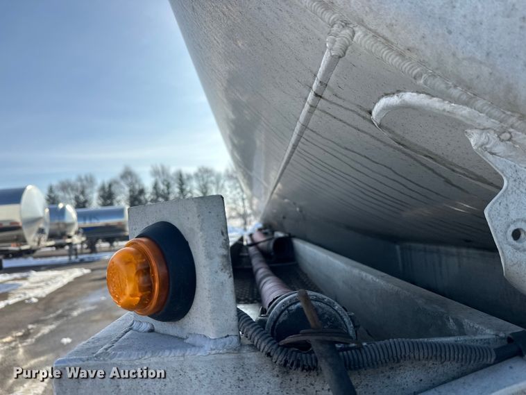 image for item FK1815 2002 Heil tank trailer