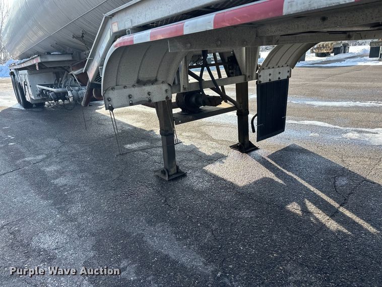 image for item FK1815 2002 Heil tank trailer