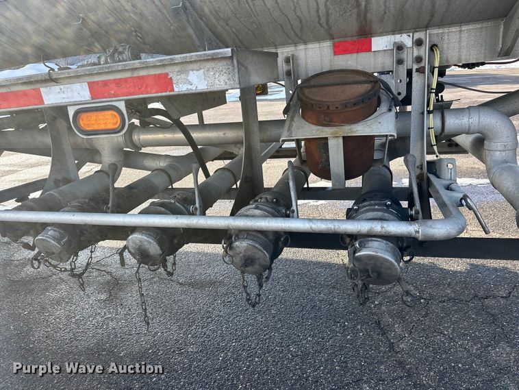 image for item FK1815 2002 Heil tank trailer