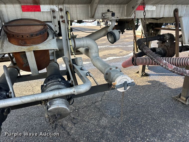 image for item FK1815 2002 Heil tank trailer