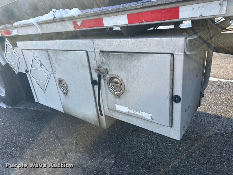 image for item FK1815 2002 Heil tank trailer