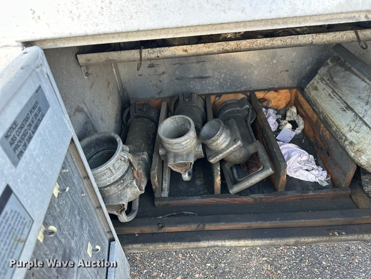 image for item FK1815 2002 Heil tank trailer