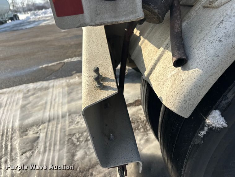 image for item FK1815 2002 Heil tank trailer