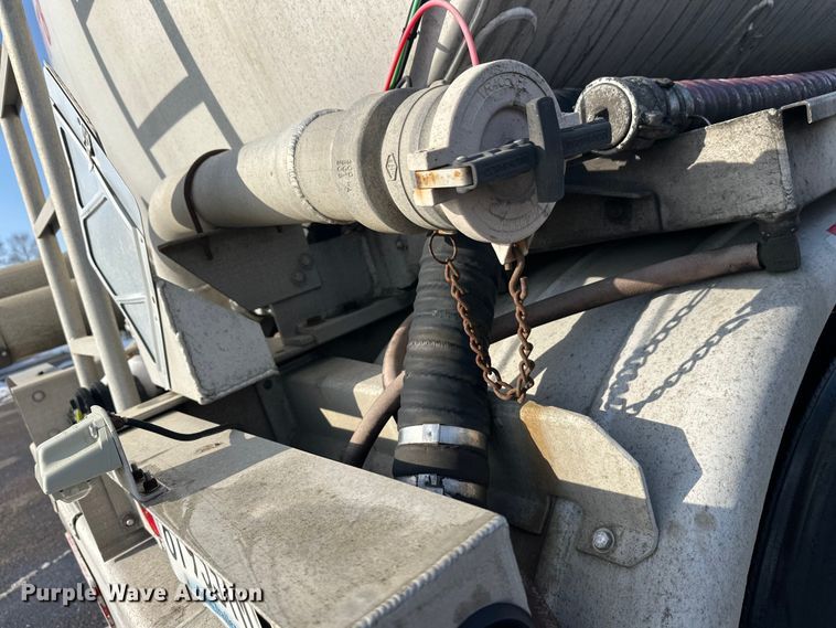 image for item FK1815 2002 Heil tank trailer